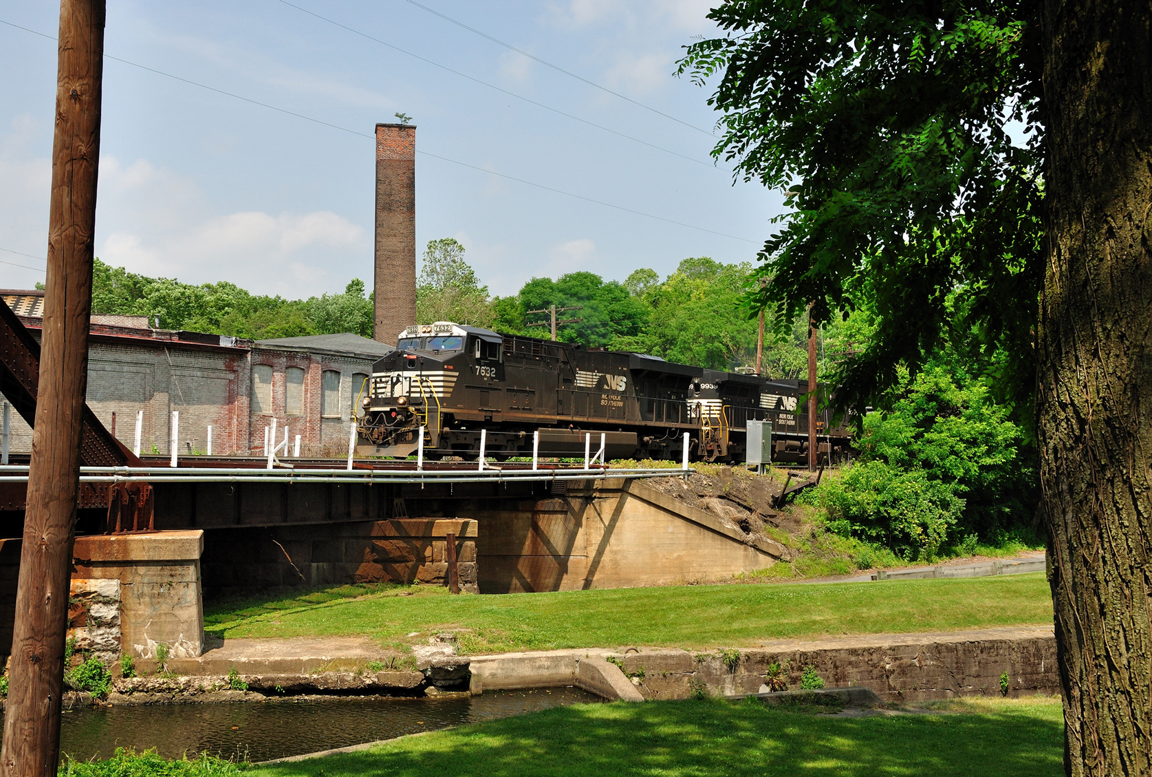 Norfolk Southern 7632 brings NS train 19G across the rail bridge