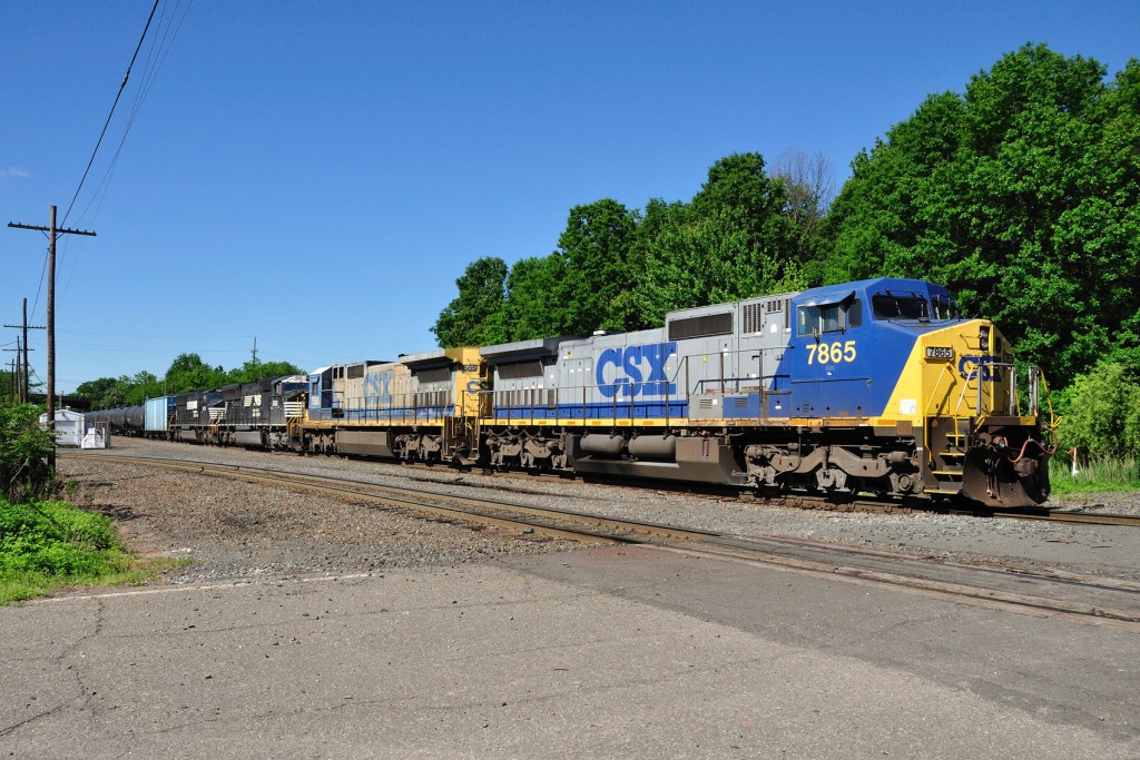 csx-and-norfolk-southern-in-unusual-locomotive-lashup-railseast